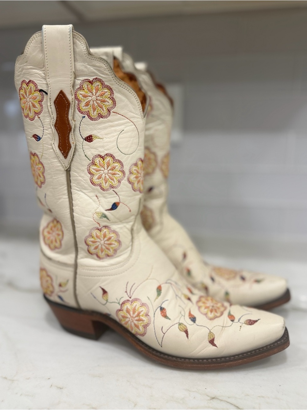 Lucchese 1883 Cream Embroidered Floral Western Boots 7.5 - Picture 4 of 16
